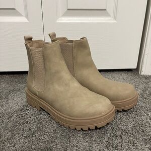 Soda Chunky Chelsea Boot
